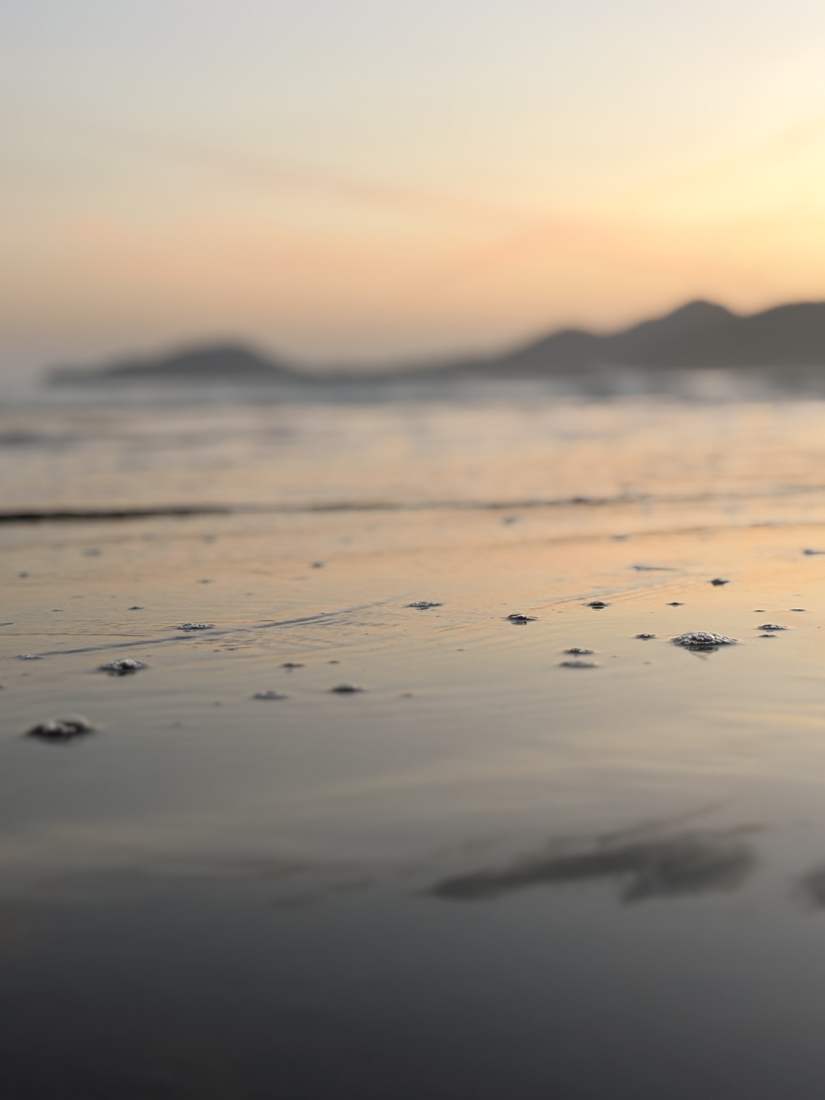 Mar em luz baixa, visto de perto